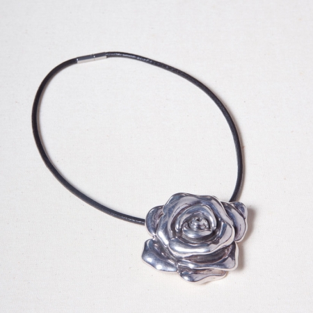 Collar gargantilla con flor en plata.$ 165 D´Helen 099-450-3353