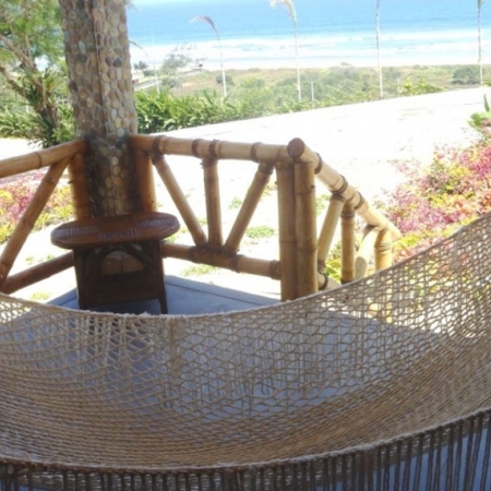 En los exteriores podemos encontrar cómodas hamacas, donde los huéspedes pueden descansar y disfrutar del mar.
