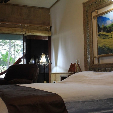 Dormitorio de la Villa Cadeate. Con materiales naturales, invita al relax.