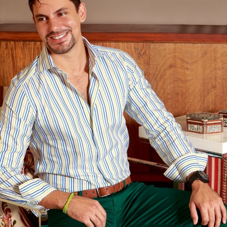 Camisa a rayas en tonos de verde, con pantalón en combinación. Wit Boy. Cinturón café claro, Tommy Hilfiger.