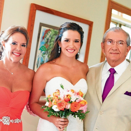 Diana Arcentales de Tobar, la novia y Antonio Tobar Cucalón.