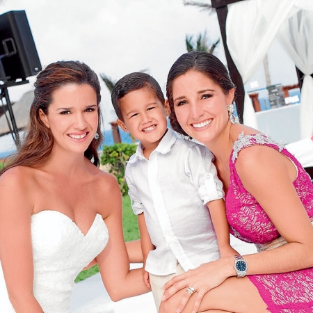 Diana Tobar de Martínez, Alejandro Manrique Martínez y Grace Martínez  de Manrique.