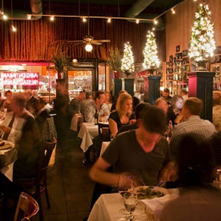 El restaurante se destaca por su acogedora decoración y ambiente familiar.