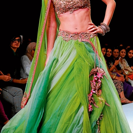 Kalki Koechlin, actriz hindú, con un traje de Anushree Reddy.