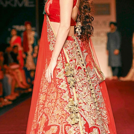La actriz de Bollywood Dia Mirza con un diseño de Shyaml y Bhumika.