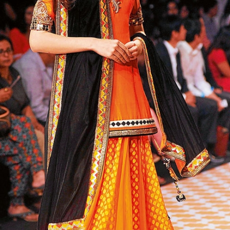 Un vestido muy colorido, contrastante, de Archana Kochhar
