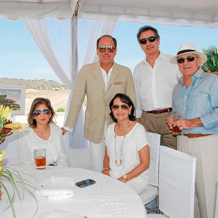 Carlos Willson, Nelson Matamoros y Francisco Roseney, Katherine Velásquez y Beatriz de Roseney.