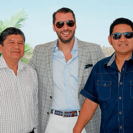 William Gonzabay, Guillermo Roseney y Otto Vera, alcalde de la península de Santa Elena.