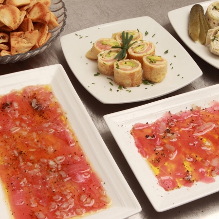 Arriba: Carpaccio de tuna. Derecha: Torta de salmón y pistachos.