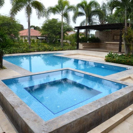 Se integran la piscina y el jacuzzi.