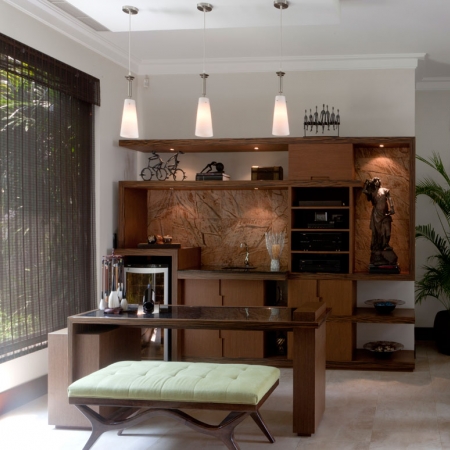 Mueble de música lineal y moderno con enchape y piedra natural. Junto a este mueble bar. Diseño de Erika Schell.