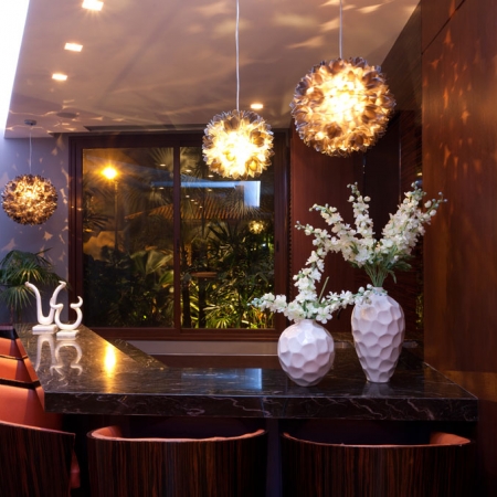 El bar está adornado con lámparas en forma de flor, trabajadas en concha nácar.