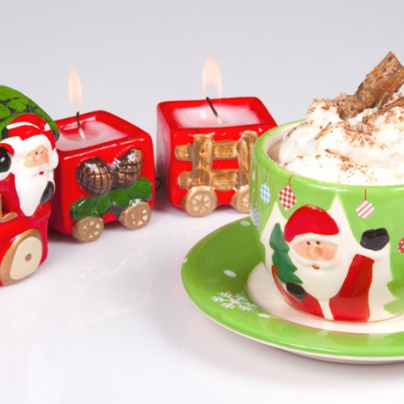 A los niños les encanta el chocolate caliente, sirva en tazas con motivos especiales y decore con un tren de Navidad para darle calidez al momento.
