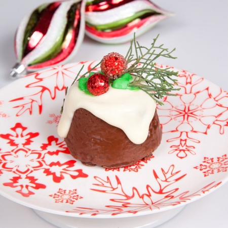 Una bomba de chocolate decorada con chocolate blanco o cream chesse es perfecto para un postre personalizado. Decore la mesa con bombillos navideños.