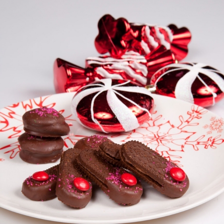 Galletas de chocolate bañadas con chocolate y adornadas con caramelos serán la sensación. Adornos en blanco y rojo serán el complemento ideal.