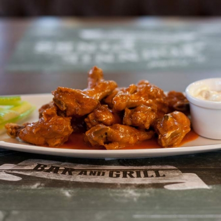 Las alitas, costillas y sus acompañantes son parte del menú. 