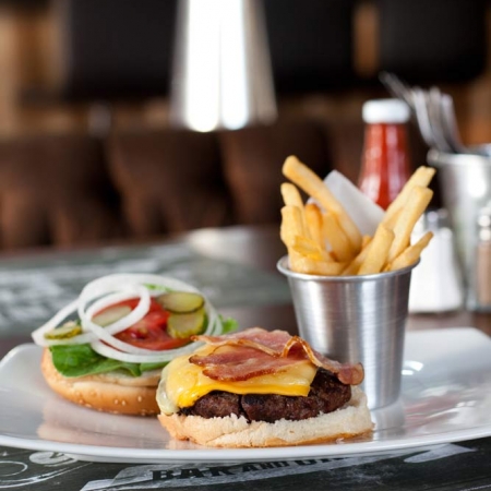 Una hamburguesa con cheddar y tocino, una de las favoritas.