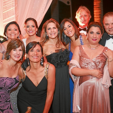 Ana María de García, Maritza Zenck de Hurel, Pedro Hurel, Jorge Armijos, Cecilia de Armijos, la novia, Patricia Meier de Ferretti, María Teresa Miranda, Rafael Ferretti, Miriam de Rabascall, Diego García Carrión.