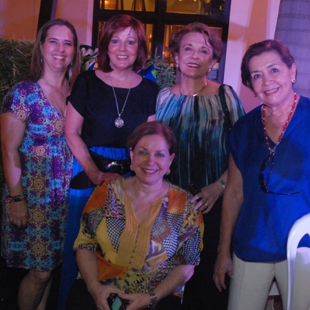 Patricia de Del Hierro, Saruca Lecaro, Patricia de Baquerizo, Rosi de Baquerizo y Eliana Del Hierro.