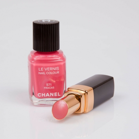 Opte por los rosas. Tonos nuevos de Chanel. Esmalte tono Fracas $ 34 Lápiz de labios brillante Saga $ 43 Las Fragancias Village Plaza Policentro