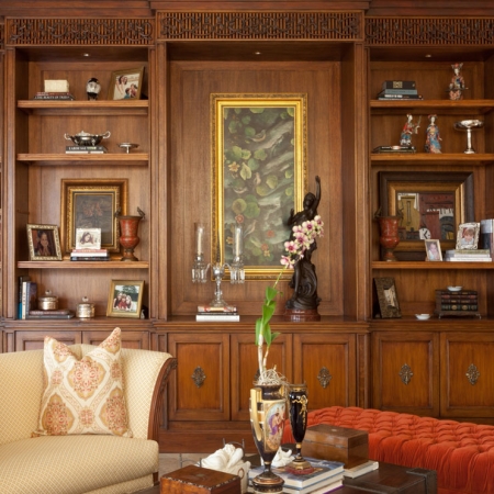 En la sala, un gran mueble de madera tallada marca el espacio.