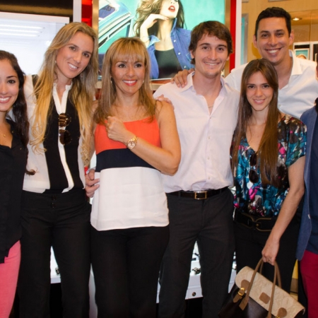 Gaby Lecaro, Clare Bonnard, Karina de Ramos, Israel Bonnard, Julio Guerra, Danika Kusijanovik y Alfredo Bonnard.