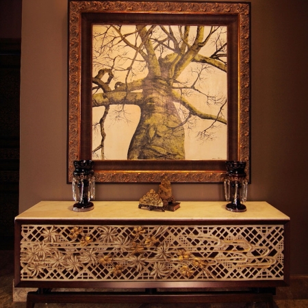En el hall de entrada, un mueble tallado en madera, de Paola Cesa, adorna increíblemente el ambiente. Al igual que el gran cuadro de Martínez