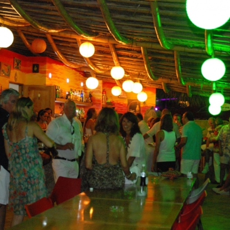 En el hotel Dharma, en Montañita, Roberto Goldbaum festejó su cumpleaños con sus mejores amigos.