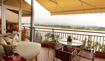La terraza tiene la vista hacia el río Daule. Un cómodo juego de mesa con vidrio arenado, sillas con acero y teca.